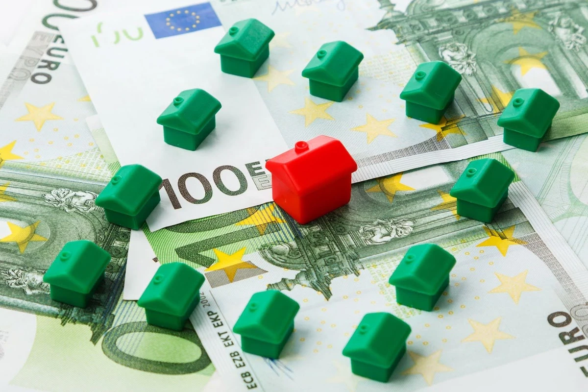 Monopoly houses on Euro currency notes