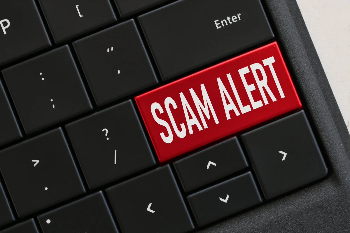 Red key on a keyboard labeled "SCAM ALERT" to emphasize caution against online scams. advanced mlm recruiting tactics
